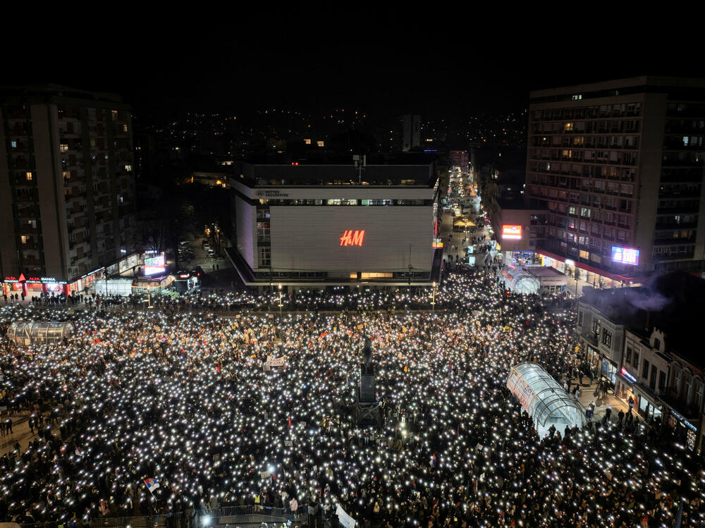 <p>Završnom dijelu protesta prisustvovao je veliki broj studenata i građana iz svih krajeva Srbije, a oni su, nakon ponoći počeli sa čišćenjem centralnih gradskih ulica koje su čitavog dana bile ispunjene demonstrantima</p>