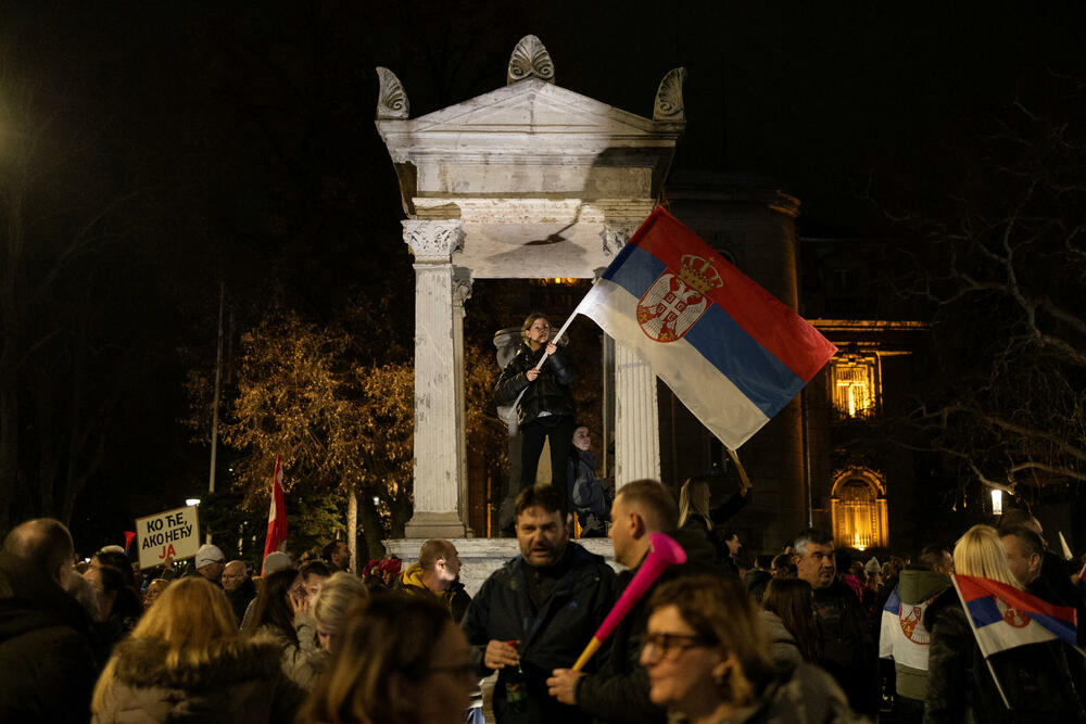 <p>Završnom dijelu protesta prisustvovao je veliki broj studenata i građana iz svih krajeva Srbije, a oni su, nakon ponoći počeli sa čišćenjem centralnih gradskih ulica koje su čitavog dana bile ispunjene demonstrantima</p>