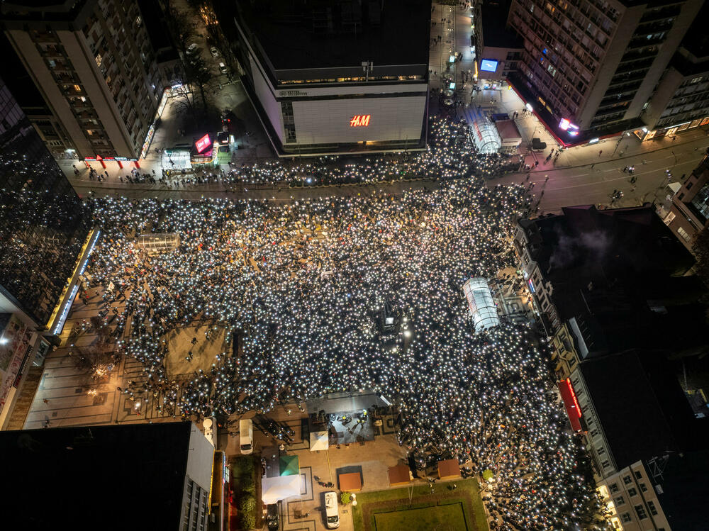 <p>Završnom dijelu protesta prisustvovao je veliki broj studenata i građana iz svih krajeva Srbije, a oni su, nakon ponoći počeli sa čišćenjem centralnih gradskih ulica koje su čitavog dana bile ispunjene demonstrantima</p>