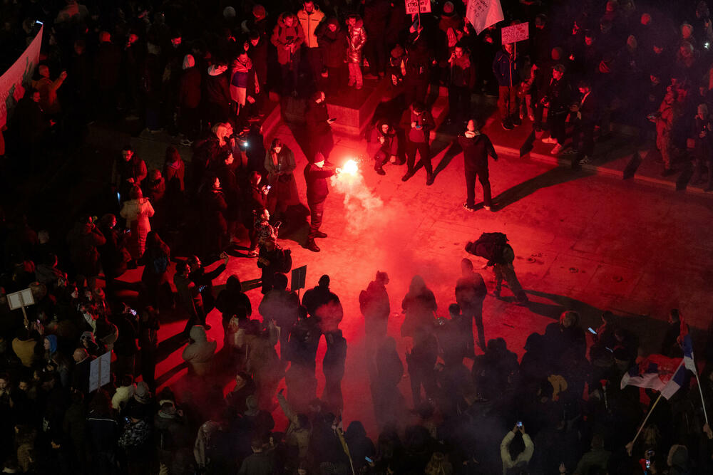 <p>Završnom dijelu protesta prisustvovao je veliki broj studenata i građana iz svih krajeva Srbije, a oni su, nakon ponoći počeli sa čišćenjem centralnih gradskih ulica koje su čitavog dana bile ispunjene demonstrantima</p>