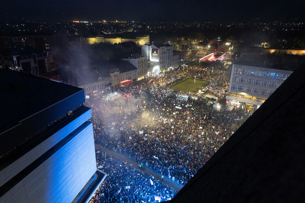 <p>Završnom dijelu protesta prisustvovao je veliki broj studenata i građana iz svih krajeva Srbije, a oni su, nakon ponoći počeli sa čišćenjem centralnih gradskih ulica koje su čitavog dana bile ispunjene demonstrantima</p>