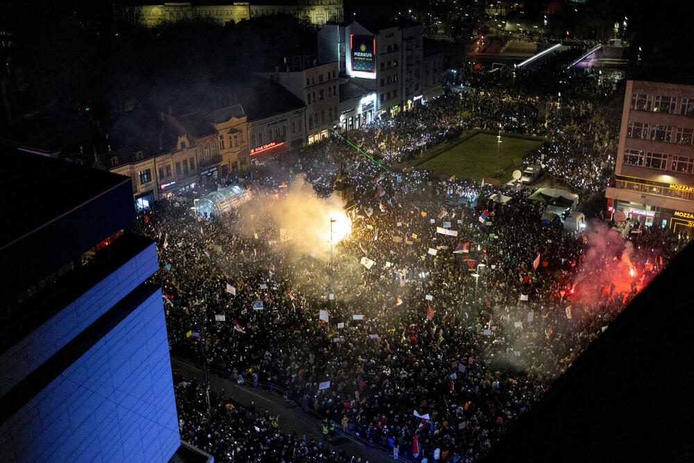 <p>Završnom dijelu protesta prisustvovao je veliki broj studenata i građana iz svih krajeva Srbije, a oni su, nakon ponoći počeli sa čišćenjem centralnih gradskih ulica koje su čitavog dana bile ispunjene demonstrantima</p>