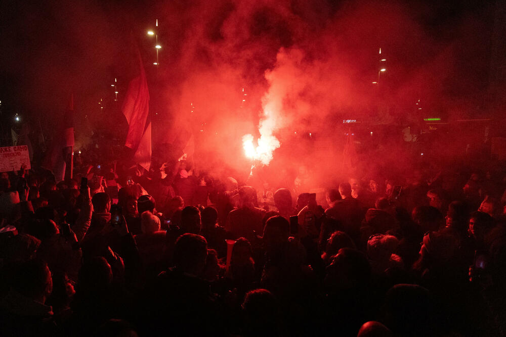 <p>Završnom dijelu protesta prisustvovao je veliki broj studenata i građana iz svih krajeva Srbije, a oni su, nakon ponoći počeli sa čišćenjem centralnih gradskih ulica koje su čitavog dana bile ispunjene demonstrantima</p>