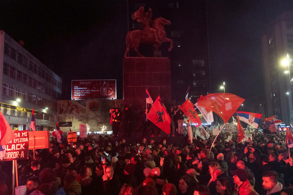 <p>Završnom dijelu protesta prisustvovao je veliki broj studenata i građana iz svih krajeva Srbije, a oni su, nakon ponoći počeli sa čišćenjem centralnih gradskih ulica koje su čitavog dana bile ispunjene demonstrantima</p>