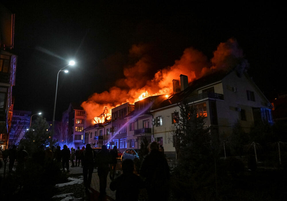 <p>Jedinice protivvazdušne odbrane Ukrajine uništile su 63 od 79 ruskih bespilotnih letjelica koje su napale tokom noći u nekoliko ukrajinskih regiona, saopštile su vazdušne snage te zemlje na Telegramu</p>