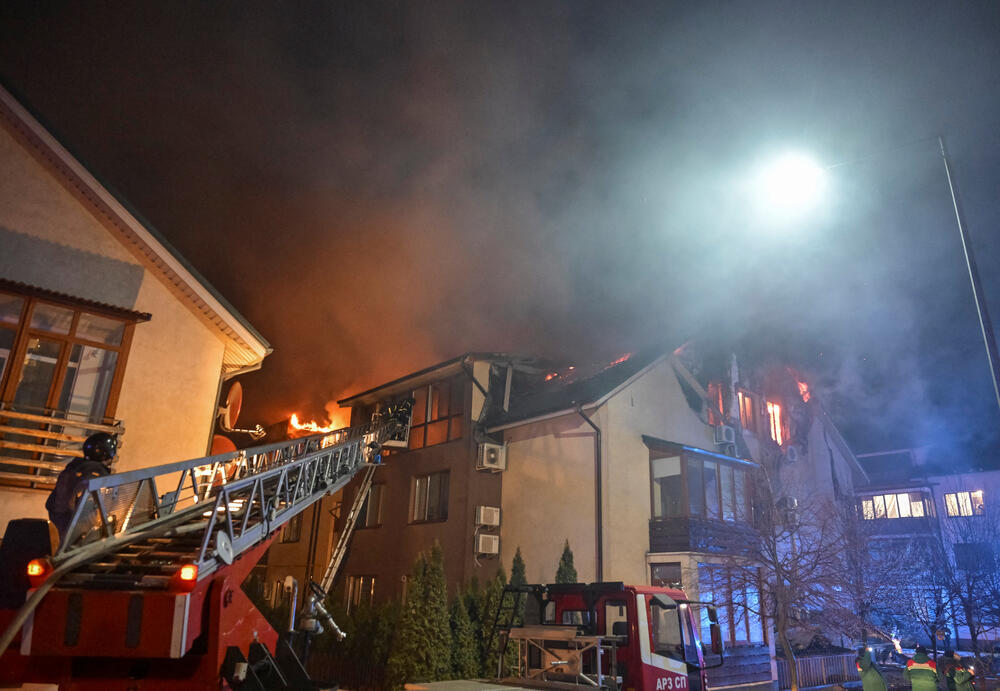 <p>Jedinice protivvazdušne odbrane Ukrajine uništile su 63 od 79 ruskih bespilotnih letjelica koje su napale tokom noći u nekoliko ukrajinskih regiona, saopštile su vazdušne snage te zemlje na Telegramu</p>