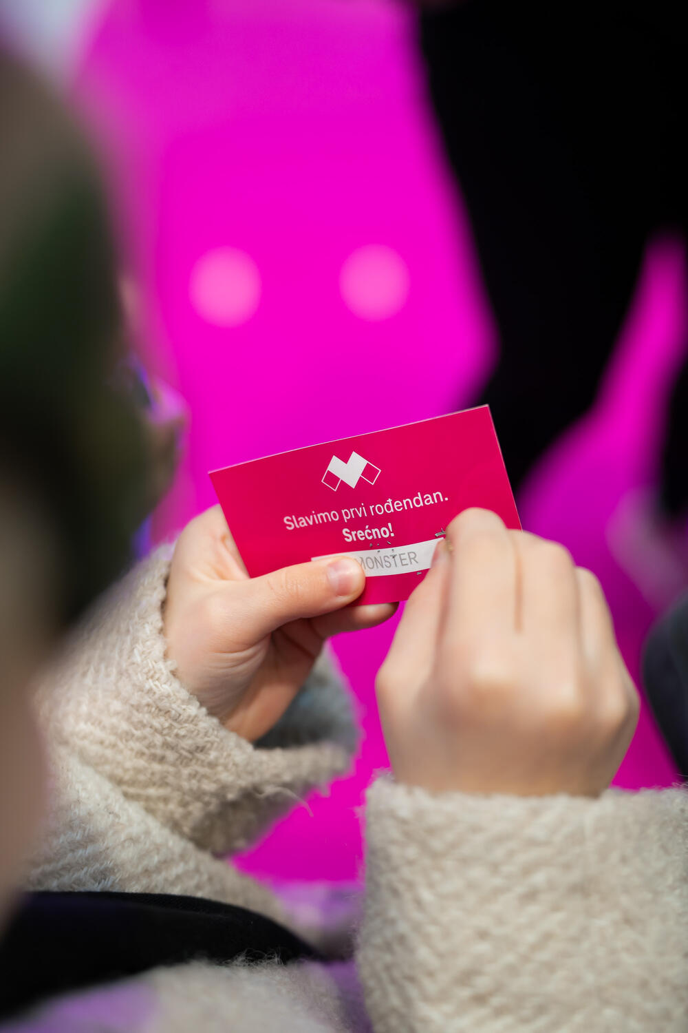 <p>Program povoljnosti Crnogorskog Telekoma nudi brojne nagrade, <strong>VIP putovanja</strong> i <strong>popuste za korisnike, uključujući međunarodne pogodnosti.</strong></p>  <p> </p>  <p><strong>Impresivni rezultati:</strong> Preko 90.000 aktivnih korisnika, više od 300 miliona "Magenta srca" i oko 350.000 aktiviranih kupona tokom prve godine.</p>  <p> </p>  <p><strong>Inovativne nagrade:</strong> Magenta Moments korisnicima omogućava i da među prvima iskuse prednosti najnaprednije tehnologije poput Samsung S25 AI serije, kao i da pristupe godišnjoj licenci za Perplexity Pro - naprednog AI asistenta.</p>