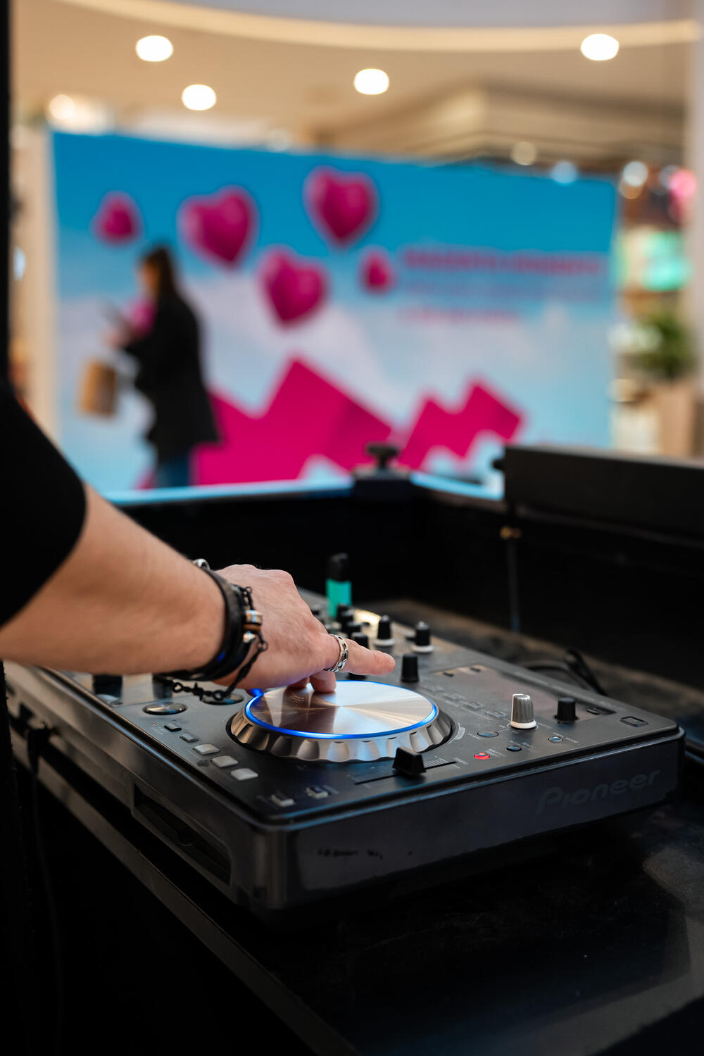 <p>Program povoljnosti Crnogorskog Telekoma nudi brojne nagrade, <strong>VIP putovanja</strong> i <strong>popuste za korisnike, uključujući međunarodne pogodnosti.</strong></p>  <p> </p>  <p><strong>Impresivni rezultati:</strong> Preko 90.000 aktivnih korisnika, više od 300 miliona "Magenta srca" i oko 350.000 aktiviranih kupona tokom prve godine.</p>  <p> </p>  <p><strong>Inovativne nagrade:</strong> Magenta Moments korisnicima omogućava i da među prvima iskuse prednosti najnaprednije tehnologije poput Samsung S25 AI serije, kao i da pristupe godišnjoj licenci za Perplexity Pro - naprednog AI asistenta.</p>