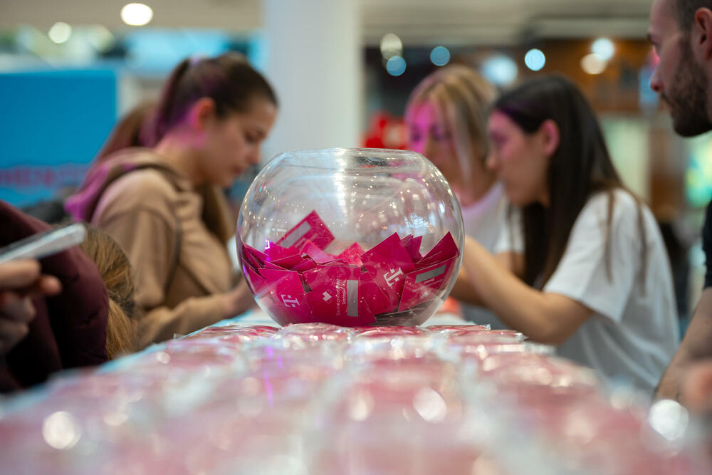 <p>Program povoljnosti Crnogorskog Telekoma nudi brojne nagrade, <strong>VIP putovanja</strong> i <strong>popuste za korisnike, uključujući međunarodne pogodnosti.</strong></p>  <p> </p>  <p><strong>Impresivni rezultati:</strong> Preko 90.000 aktivnih korisnika, više od 300 miliona "Magenta srca" i oko 350.000 aktiviranih kupona tokom prve godine.</p>  <p> </p>  <p><strong>Inovativne nagrade:</strong> Magenta Moments korisnicima omogućava i da među prvima iskuse prednosti najnaprednije tehnologije poput Samsung S25 AI serije, kao i da pristupe godišnjoj licenci za Perplexity Pro - naprednog AI asistenta.</p>
