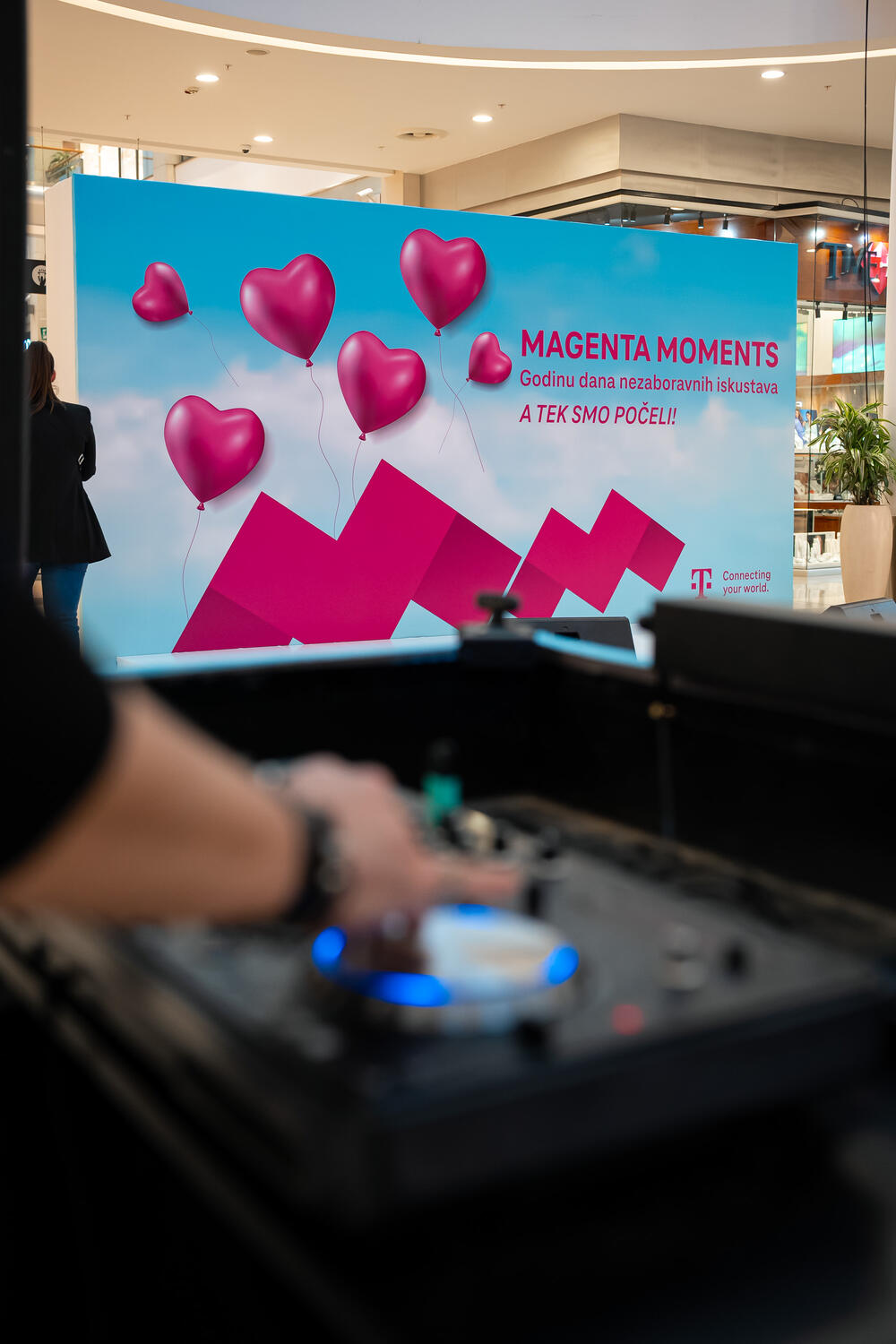 <p>Program povoljnosti Crnogorskog Telekoma nudi brojne nagrade, <strong>VIP putovanja</strong> i <strong>popuste za korisnike, uključujući međunarodne pogodnosti.</strong></p>  <p> </p>  <p><strong>Impresivni rezultati:</strong> Preko 90.000 aktivnih korisnika, više od 300 miliona "Magenta srca" i oko 350.000 aktiviranih kupona tokom prve godine.</p>  <p> </p>  <p><strong>Inovativne nagrade:</strong> Magenta Moments korisnicima omogućava i da među prvima iskuse prednosti najnaprednije tehnologije poput Samsung S25 AI serije, kao i da pristupe godišnjoj licenci za Perplexity Pro - naprednog AI asistenta.</p>