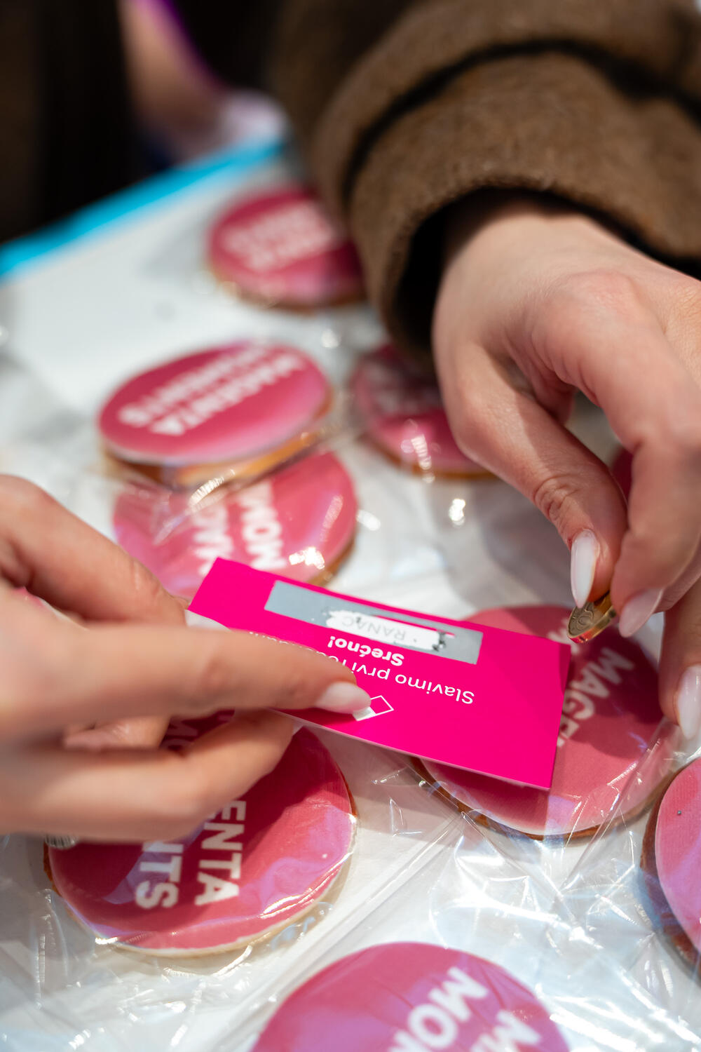 <p>Program povoljnosti Crnogorskog Telekoma nudi brojne nagrade, <strong>VIP putovanja</strong> i <strong>popuste za korisnike, uključujući međunarodne pogodnosti.</strong></p>  <p> </p>  <p><strong>Impresivni rezultati:</strong> Preko 90.000 aktivnih korisnika, više od 300 miliona "Magenta srca" i oko 350.000 aktiviranih kupona tokom prve godine.</p>  <p> </p>  <p><strong>Inovativne nagrade:</strong> Magenta Moments korisnicima omogućava i da među prvima iskuse prednosti najnaprednije tehnologije poput Samsung S25 AI serije, kao i da pristupe godišnjoj licenci za Perplexity Pro - naprednog AI asistenta.</p>