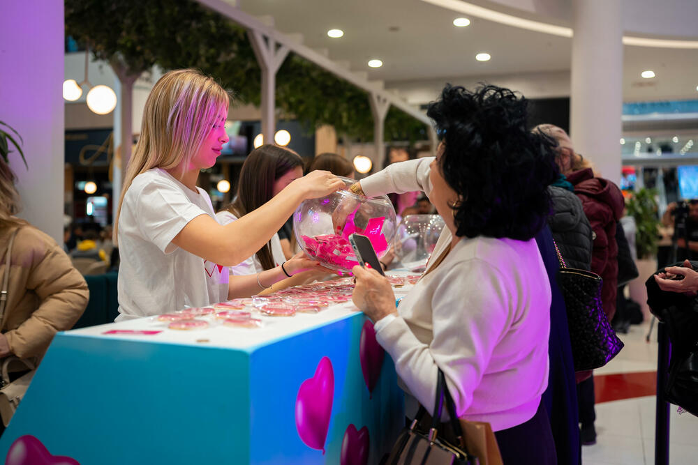 <p>Program povoljnosti Crnogorskog Telekoma nudi brojne nagrade, <strong>VIP putovanja</strong> i <strong>popuste za korisnike, uključujući međunarodne pogodnosti.</strong></p>  <p> </p>  <p><strong>Impresivni rezultati:</strong> Preko 90.000 aktivnih korisnika, više od 300 miliona "Magenta srca" i oko 350.000 aktiviranih kupona tokom prve godine.</p>  <p> </p>  <p><strong>Inovativne nagrade:</strong> Magenta Moments korisnicima omogućava i da među prvima iskuse prednosti najnaprednije tehnologije poput Samsung S25 AI serije, kao i da pristupe godišnjoj licenci za Perplexity Pro - naprednog AI asistenta.</p>