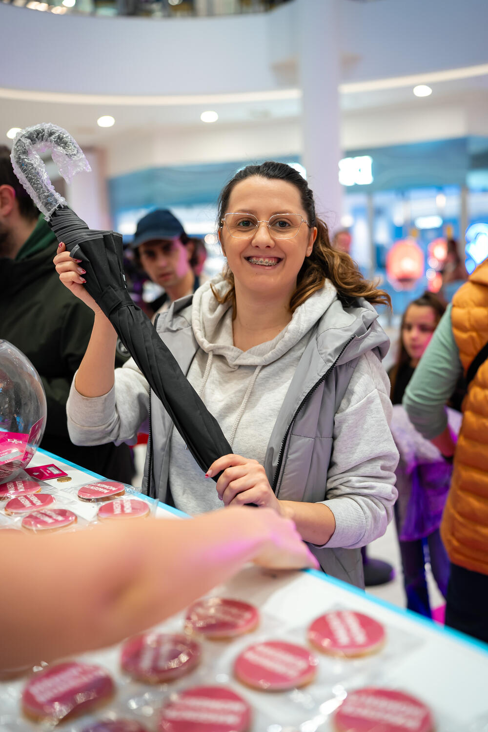<p>Program povoljnosti Crnogorskog Telekoma nudi brojne nagrade, <strong>VIP putovanja</strong> i <strong>popuste za korisnike, uključujući međunarodne pogodnosti.</strong></p>  <p> </p>  <p><strong>Impresivni rezultati:</strong> Preko 90.000 aktivnih korisnika, više od 300 miliona "Magenta srca" i oko 350.000 aktiviranih kupona tokom prve godine.</p>  <p> </p>  <p><strong>Inovativne nagrade:</strong> Magenta Moments korisnicima omogućava i da među prvima iskuse prednosti najnaprednije tehnologije poput Samsung S25 AI serije, kao i da pristupe godišnjoj licenci za Perplexity Pro - naprednog AI asistenta.</p>