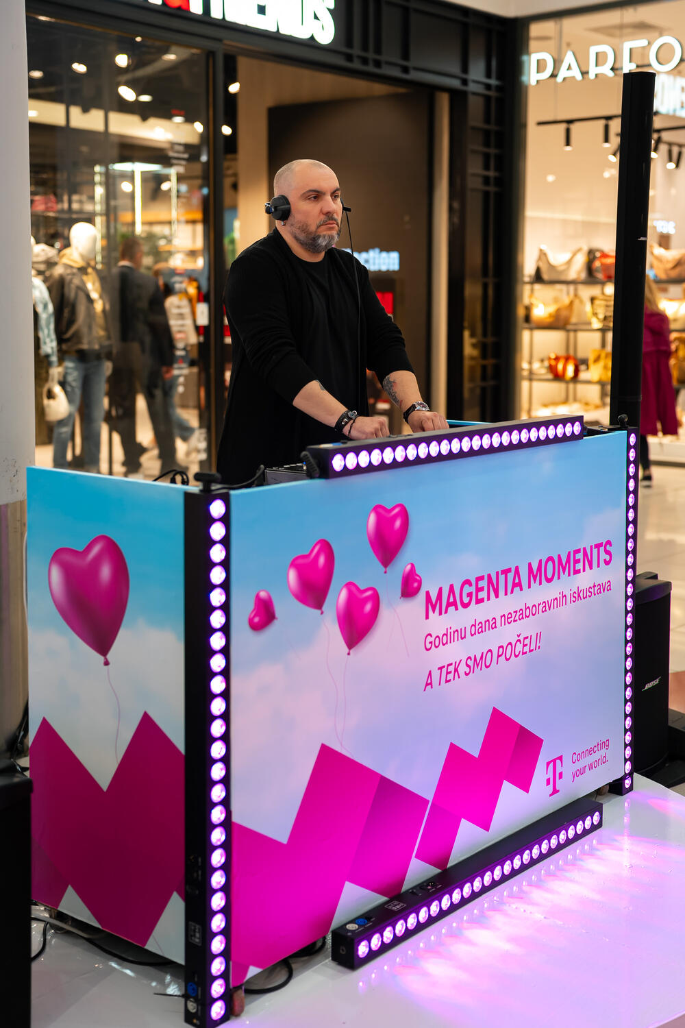 <p>Program povoljnosti Crnogorskog Telekoma nudi brojne nagrade, <strong>VIP putovanja</strong> i <strong>popuste za korisnike, uključujući međunarodne pogodnosti.</strong></p>  <p> </p>  <p><strong>Impresivni rezultati:</strong> Preko 90.000 aktivnih korisnika, više od 300 miliona "Magenta srca" i oko 350.000 aktiviranih kupona tokom prve godine.</p>  <p> </p>  <p><strong>Inovativne nagrade:</strong> Magenta Moments korisnicima omogućava i da među prvima iskuse prednosti najnaprednije tehnologije poput Samsung S25 AI serije, kao i da pristupe godišnjoj licenci za Perplexity Pro - naprednog AI asistenta.</p>