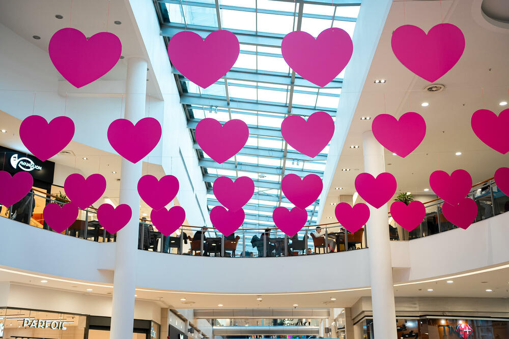 <p>Program povoljnosti Crnogorskog Telekoma nudi brojne nagrade, <strong>VIP putovanja</strong> i <strong>popuste za korisnike, uključujući međunarodne pogodnosti.</strong></p>  <p> </p>  <p><strong>Impresivni rezultati:</strong> Preko 90.000 aktivnih korisnika, više od 300 miliona "Magenta srca" i oko 350.000 aktiviranih kupona tokom prve godine.</p>  <p> </p>  <p><strong>Inovativne nagrade:</strong> Magenta Moments korisnicima omogućava i da među prvima iskuse prednosti najnaprednije tehnologije poput Samsung S25 AI serije, kao i da pristupe godišnjoj licenci za Perplexity Pro - naprednog AI asistenta.</p>