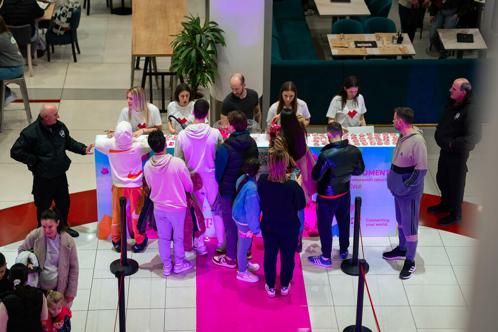 <p>Program povoljnosti Crnogorskog Telekoma nudi brojne nagrade, <strong>VIP putovanja</strong> i <strong>popuste za korisnike, uključujući međunarodne pogodnosti.</strong></p>  <p> </p>  <p><strong>Impresivni rezultati:</strong> Preko 90.000 aktivnih korisnika, više od 300 miliona "Magenta srca" i oko 350.000 aktiviranih kupona tokom prve godine.</p>  <p> </p>  <p><strong>Inovativne nagrade:</strong> Magenta Moments korisnicima omogućava i da među prvima iskuse prednosti najnaprednije tehnologije poput Samsung S25 AI serije, kao i da pristupe godišnjoj licenci za Perplexity Pro - naprednog AI asistenta.</p>