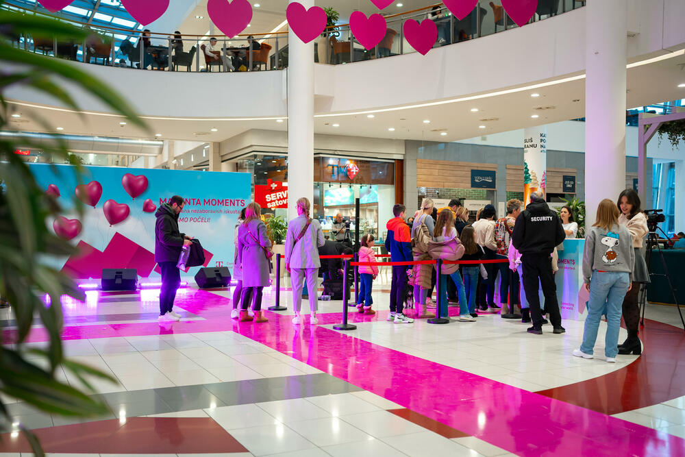 <p>Program povoljnosti Crnogorskog Telekoma nudi brojne nagrade, <strong>VIP putovanja</strong> i <strong>popuste za korisnike, uključujući međunarodne pogodnosti.</strong></p>  <p> </p>  <p><strong>Impresivni rezultati:</strong> Preko 90.000 aktivnih korisnika, više od 300 miliona "Magenta srca" i oko 350.000 aktiviranih kupona tokom prve godine.</p>  <p> </p>  <p><strong>Inovativne nagrade:</strong> Magenta Moments korisnicima omogućava i da među prvima iskuse prednosti najnaprednije tehnologije poput Samsung S25 AI serije, kao i da pristupe godišnjoj licenci za Perplexity Pro - naprednog AI asistenta.</p>