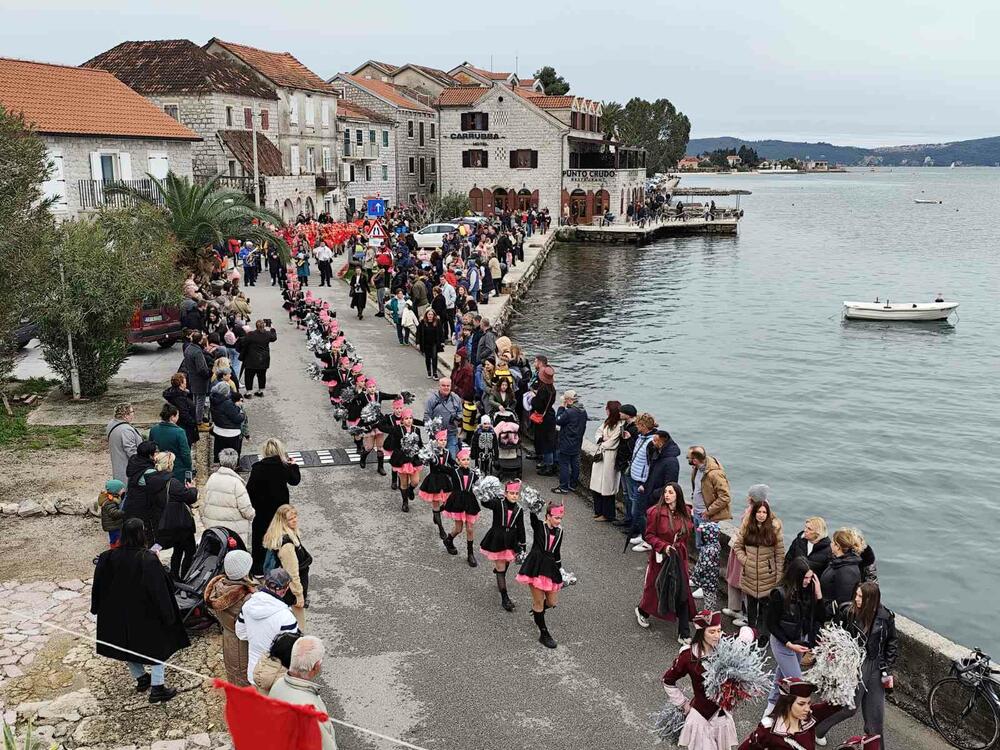 <p>U Lastvi kod Tivta održan tradicionalni karneval</p>