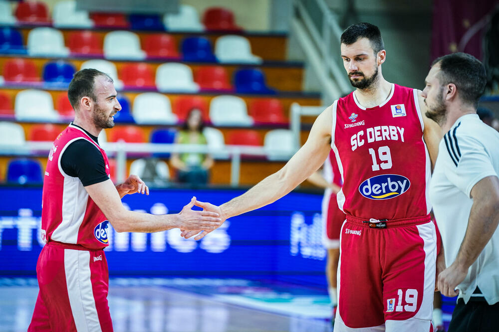 Zoran Nikolić sa saigračem Nikolom Pavlićevićem na utakmici protiv FMP-a, Foto: ABA liga/Dragana Stjepanović
