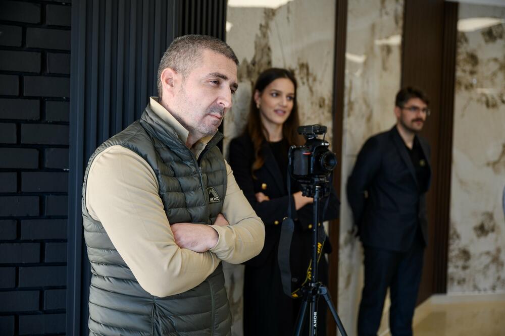 <p>Od 3. marta 2025., Podgorica je bogatija za prvi specijalizovani salon električnih vozila &ndash; Gold M Electric, smješten u Maslinama, Ulica 8. jula. Ovaj inovativni električni salon, donosi širok asortiman električnih vozila različitih kategorija, od komercijalnih do luksuznih modela, uz punu podršku u vidu servisa i savjetovanja.</p>