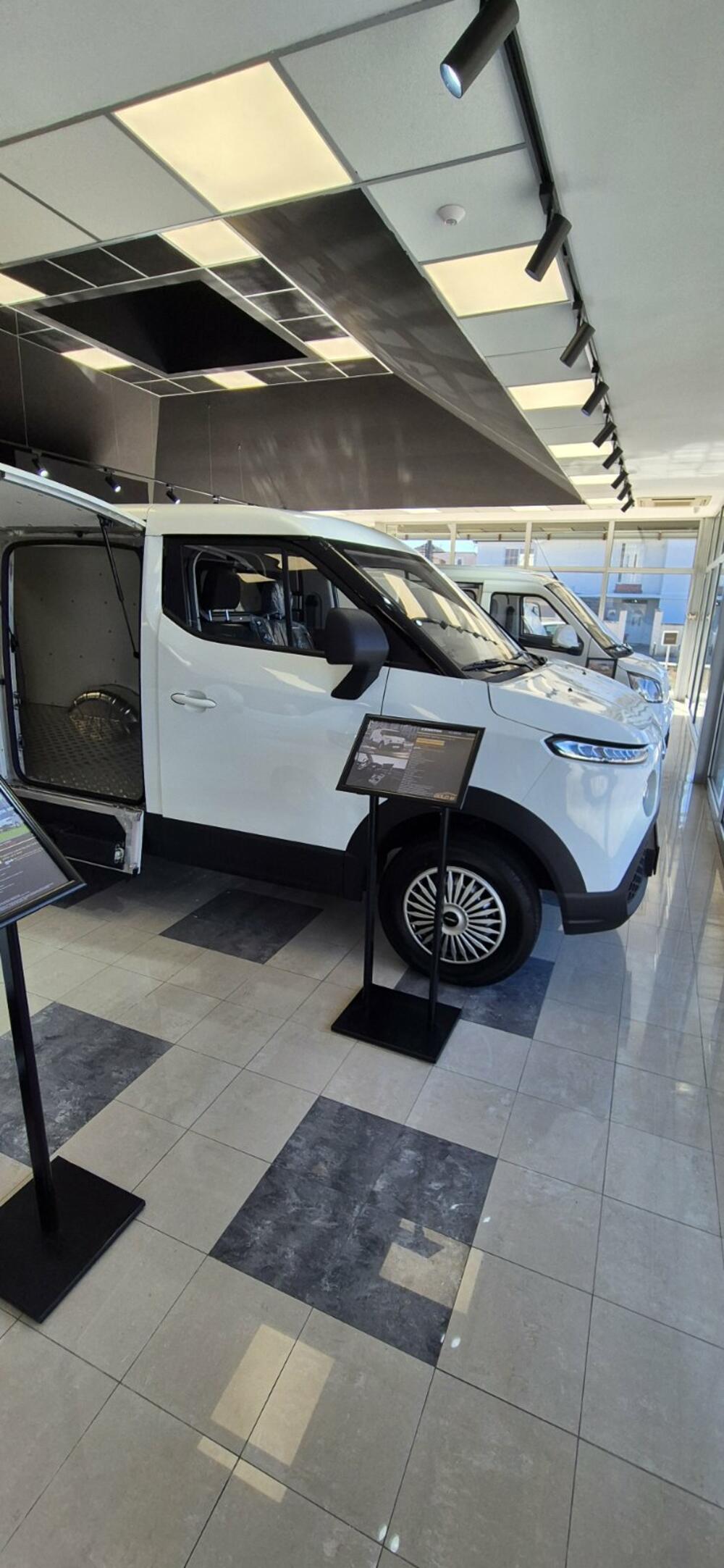 <p>Od 3. marta 2025., Podgorica je bogatija za prvi specijalizovani salon električnih vozila &ndash; Gold M Electric, smješten u Maslinama, Ulica 8. jula. Ovaj inovativni električni salon, donosi širok asortiman električnih vozila različitih kategorija, od komercijalnih do luksuznih modela, uz punu podršku u vidu servisa i savjetovanja.</p>