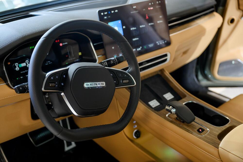 <p>Od 3. marta 2025., Podgorica je bogatija za prvi specijalizovani salon električnih vozila &ndash; Gold M Electric, smješten u Maslinama, Ulica 8. jula. Ovaj inovativni električni salon, donosi širok asortiman električnih vozila različitih kategorija, od komercijalnih do luksuznih modela, uz punu podršku u vidu servisa i savjetovanja.</p>