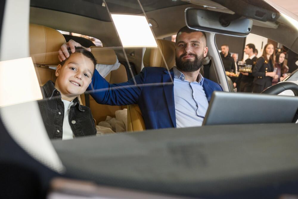 <p>Od 3. marta 2025., Podgorica je bogatija za prvi specijalizovani salon električnih vozila &ndash; Gold M Electric, smješten u Maslinama, Ulica 8. jula. Ovaj inovativni električni salon, donosi širok asortiman električnih vozila različitih kategorija, od komercijalnih do luksuznih modela, uz punu podršku u vidu servisa i savjetovanja.</p>