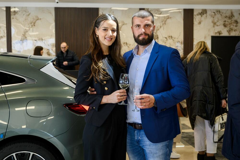 <p>Od 3. marta 2025., Podgorica je bogatija za prvi specijalizovani salon električnih vozila &ndash; Gold M Electric, smješten u Maslinama, Ulica 8. jula. Ovaj inovativni električni salon, donosi širok asortiman električnih vozila različitih kategorija, od komercijalnih do luksuznih modela, uz punu podršku u vidu servisa i savjetovanja.</p>