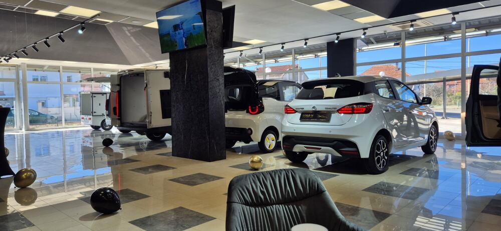 <p>Od 3. marta 2025., Podgorica je bogatija za prvi specijalizovani salon električnih vozila &ndash; Gold M Electric, smješten u Maslinama, Ulica 8. jula. Ovaj inovativni električni salon, donosi širok asortiman električnih vozila različitih kategorija, od komercijalnih do luksuznih modela, uz punu podršku u vidu servisa i savjetovanja.</p>
