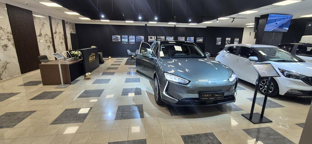 <p>Od 3. marta 2025., Podgorica je bogatija za prvi specijalizovani salon električnih vozila &ndash; Gold M Electric, smješten u Maslinama, Ulica 8. jula. Ovaj inovativni električni salon, donosi širok asortiman električnih vozila različitih kategorija, od komercijalnih do luksuznih modela, uz punu podršku u vidu servisa i savjetovanja.</p>