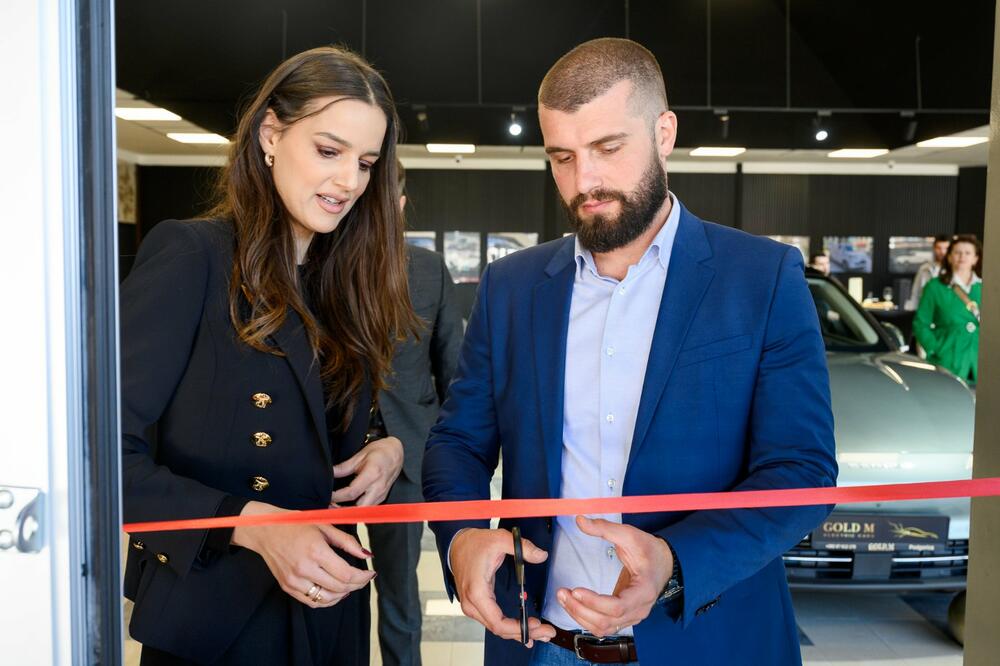 <p>Od 3. marta 2025., Podgorica je bogatija za prvi specijalizovani salon električnih vozila &ndash; Gold M Electric, smješten u Maslinama, Ulica 8. jula. Ovaj inovativni električni salon, donosi širok asortiman električnih vozila različitih kategorija, od komercijalnih do luksuznih modela, uz punu podršku u vidu servisa i savjetovanja.</p>