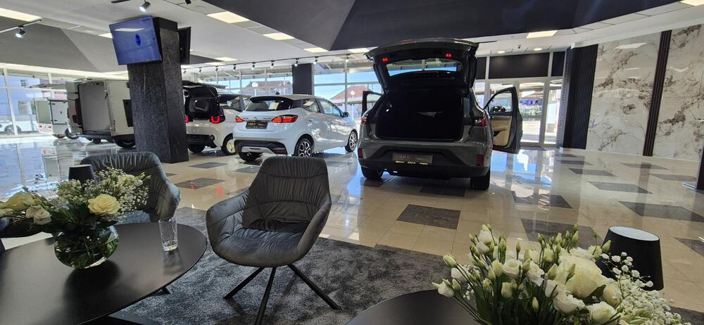 <p>Od 3. marta 2025., Podgorica je bogatija za prvi specijalizovani salon električnih vozila &ndash; Gold M Electric, smješten u Maslinama, Ulica 8. jula. Ovaj inovativni električni salon, donosi širok asortiman električnih vozila različitih kategorija, od komercijalnih do luksuznih modela, uz punu podršku u vidu servisa i savjetovanja.</p>