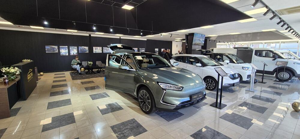 <p>Od 3. marta 2025., Podgorica je bogatija za prvi specijalizovani salon električnih vozila &ndash; Gold M Electric, smješten u Maslinama, Ulica 8. jula. Ovaj inovativni električni salon, donosi širok asortiman električnih vozila različitih kategorija, od komercijalnih do luksuznih modela, uz punu podršku u vidu servisa i savjetovanja.</p>