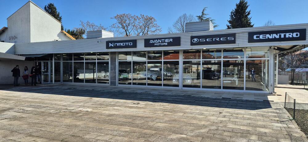 <p>Od 3. marta 2025., Podgorica je bogatija za prvi specijalizovani salon električnih vozila &ndash; Gold M Electric, smješten u Maslinama, Ulica 8. jula. Ovaj inovativni električni salon, donosi širok asortiman električnih vozila različitih kategorija, od komercijalnih do luksuznih modela, uz punu podršku u vidu servisa i savjetovanja.</p>