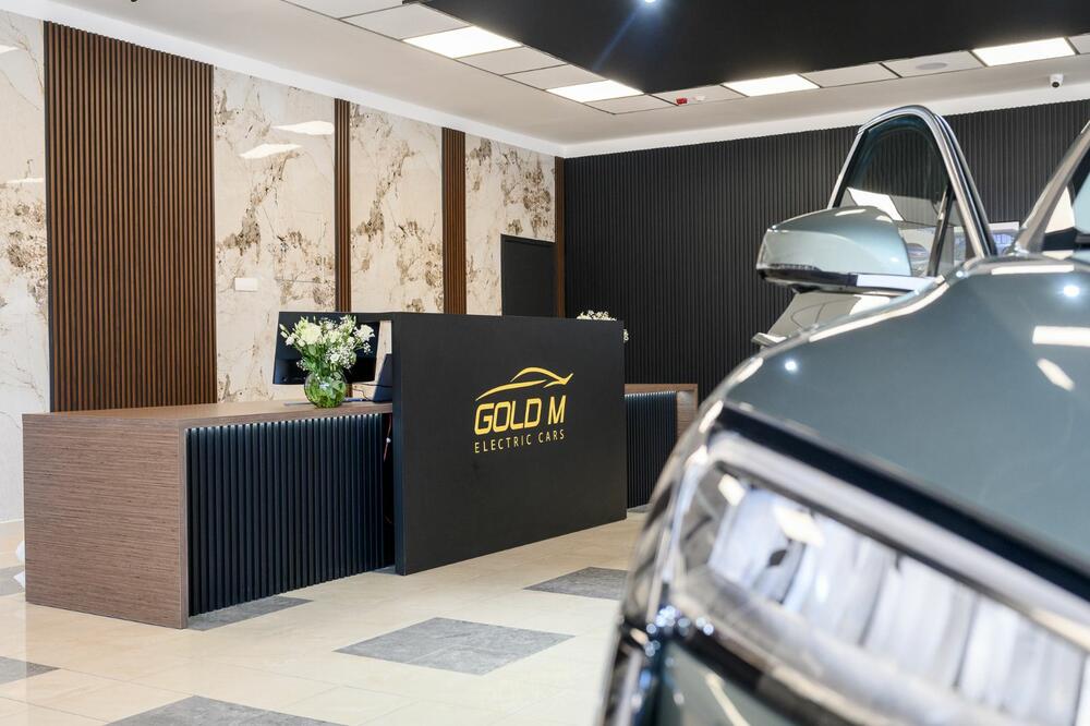 <p>Od 3. marta 2025., Podgorica je bogatija za prvi specijalizovani salon električnih vozila &ndash; Gold M Electric, smješten u Maslinama, Ulica 8. jula. Ovaj inovativni električni salon, donosi širok asortiman električnih vozila različitih kategorija, od komercijalnih do luksuznih modela, uz punu podršku u vidu servisa i savjetovanja.</p>