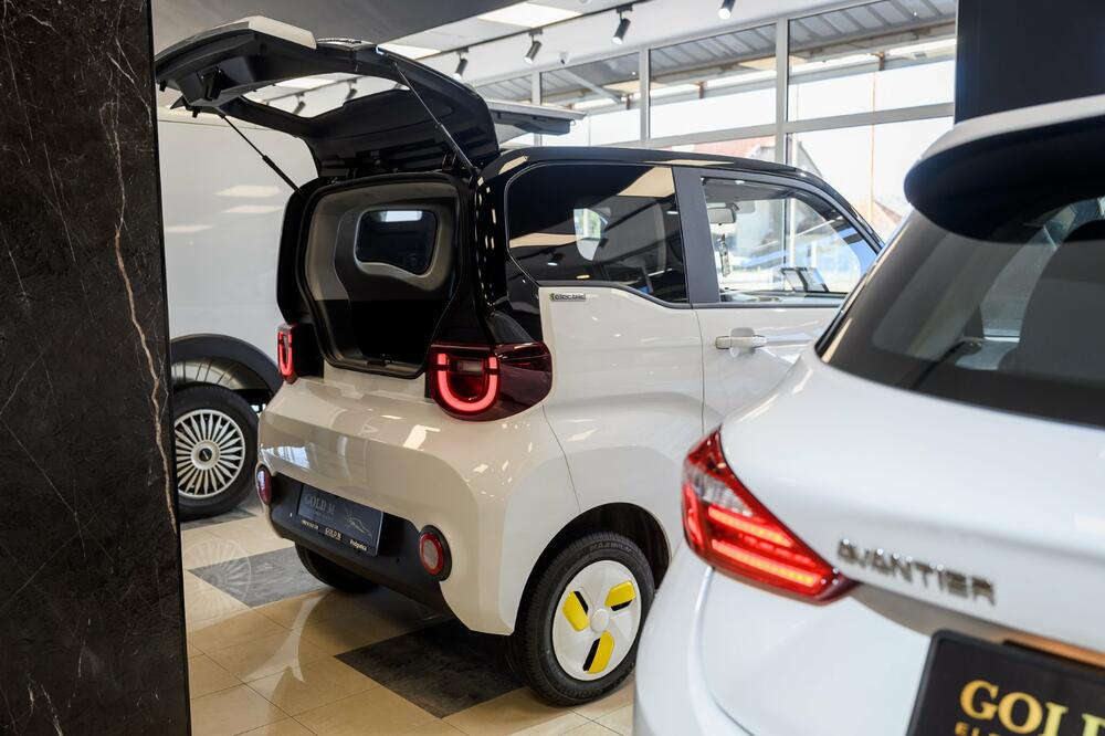 <p>Od 3. marta 2025., Podgorica je bogatija za prvi specijalizovani salon električnih vozila &ndash; Gold M Electric, smješten u Maslinama, Ulica 8. jula. Ovaj inovativni električni salon, donosi širok asortiman električnih vozila različitih kategorija, od komercijalnih do luksuznih modela, uz punu podršku u vidu servisa i savjetovanja.</p>