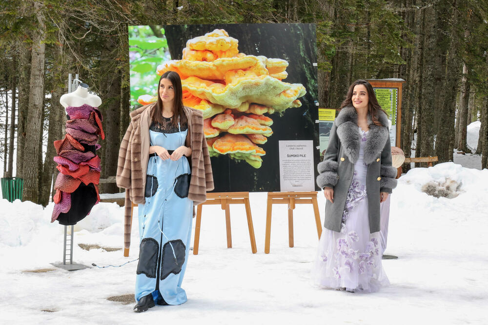 <p>Autorka izložbe “Krojevi prirode” mr Čeda Ivanović, za “Vijesti” priča o modnim kreacijama koje su dizajnirali učenici SSŠ “Spasoje Raspopović” inspirisani biljnim i životinjskim vrstama iz Crne Gore</p>