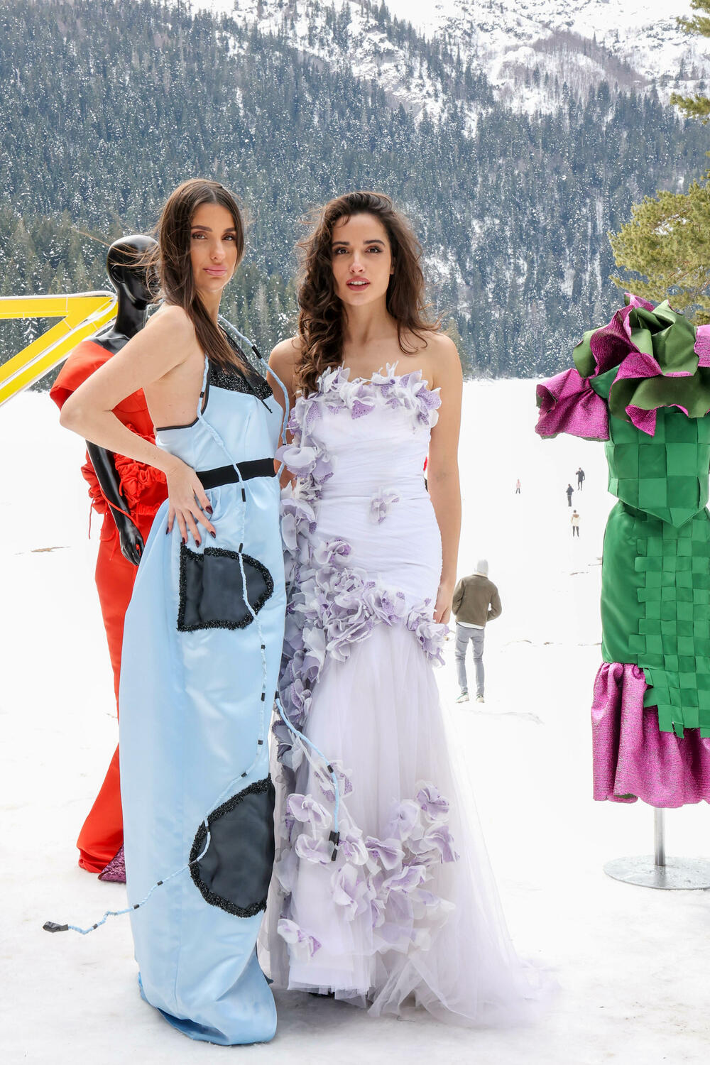 <p>Autorka izložbe “Krojevi prirode” mr Čeda Ivanović, za “Vijesti” priča o modnim kreacijama koje su dizajnirali učenici SSŠ “Spasoje Raspopović” inspirisani biljnim i životinjskim vrstama iz Crne Gore</p>