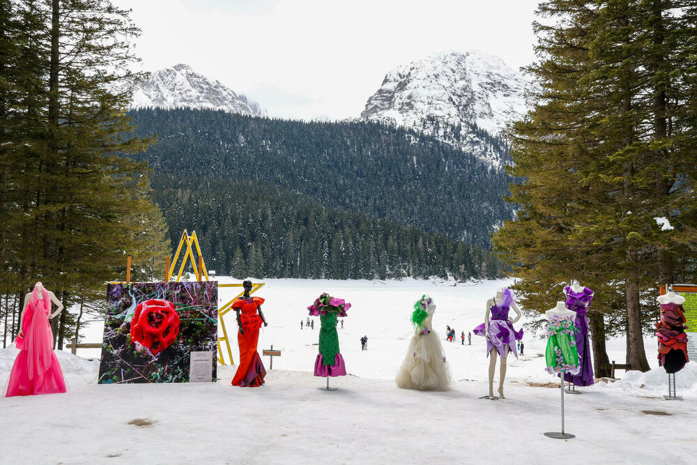 <p>Autorka izložbe “Krojevi prirode” mr Čeda Ivanović, za “Vijesti” priča o modnim kreacijama koje su dizajnirali učenici SSŠ “Spasoje Raspopović” inspirisani biljnim i životinjskim vrstama iz Crne Gore</p>