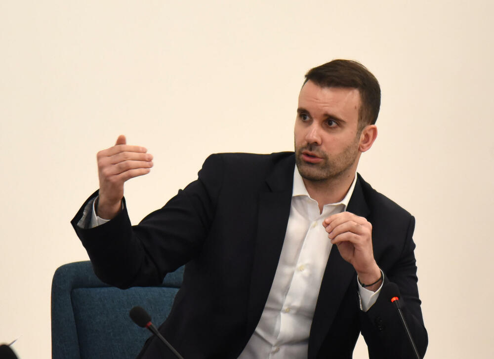 <p>Premijer Spajić tvrdi da su profesori Ekonomskog fakulteta došli do pogrešnog zaključka jer koriste neistinite podatke Monstata</p>