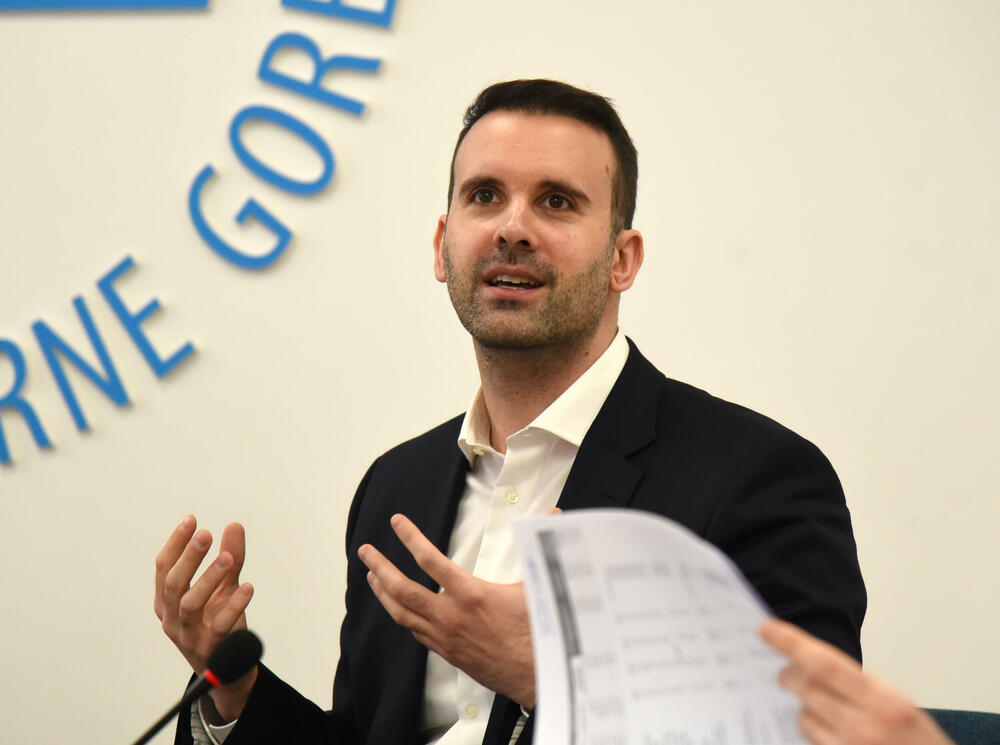 <p>Premijer Spajić tvrdi da su profesori Ekonomskog fakulteta došli do pogrešnog zaključka jer koriste neistinite podatke Monstata</p>