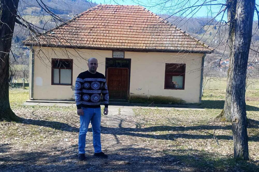 Dušan Grujić ispred škole, Foto: Jadranka Ćetković