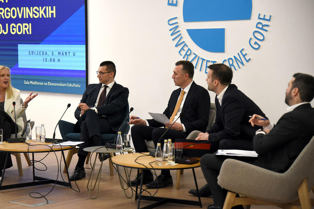 Ostali na različitim pozicijama: sa tribine na Ekonomskom fakultetu, Foto: Luka Zekovic