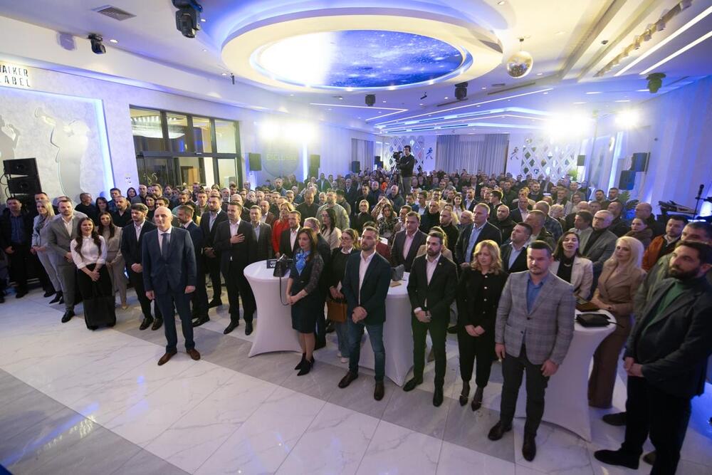 <p>"Zajedno sa Vladom Crne Gore od Nikšića ćemo izgraditi privredni i ekonomski centar Crne Gore. Stvorićemo šansu da mladi ostanu u Nikšiću, da ovdje zasnivaju svoje porodice i biznise", kazao je Mrkić,nosilac liste PES-a na lokalnim izborima u Nikšiću koji će biti održani 13. aprila</p>