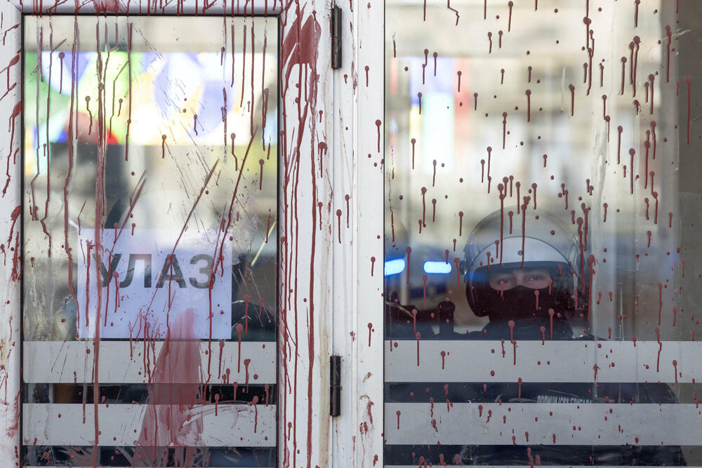 <p>Građani su bacali jaja i crvenu farbu, ispred zgrade se okupila policija u opremi za razbijanje demonstracija. Među okupljenim građanima bili su i članovi opozicionih stranaka</p>