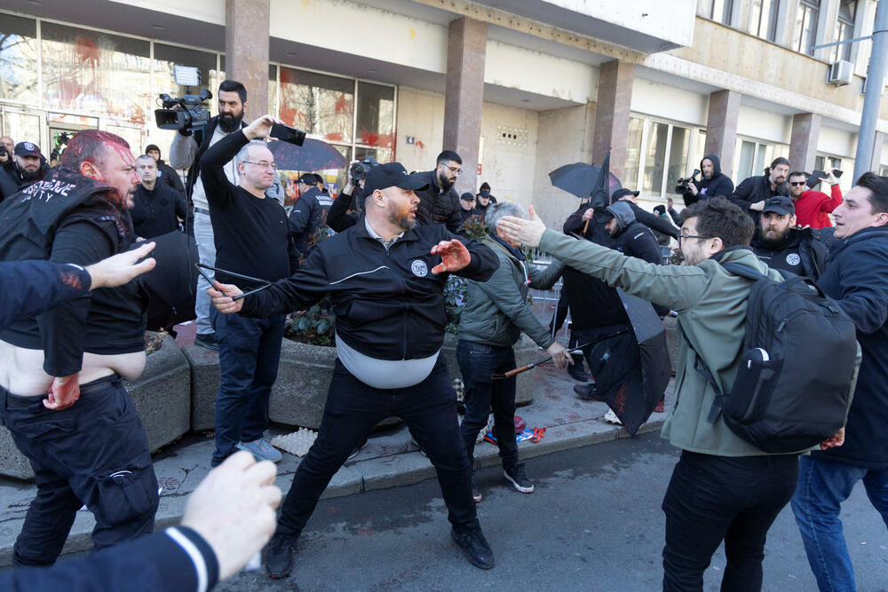 <p>Građani su bacali jaja i crvenu farbu, ispred zgrade se okupila policija u opremi za razbijanje demonstracija. Među okupljenim građanima bili su i članovi opozicionih stranaka</p>