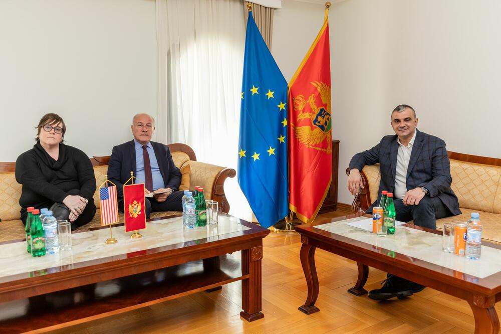 Sa sastanka, Foto: PES