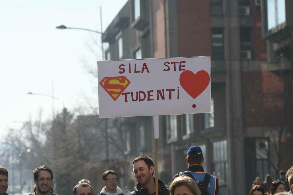 <p>"Jeste li vi negdje vidjeli generalni štrajk? Jutros mi je trebalo do posla da dođem kao do Novog Sada da sam išao kakve su gužve bile. Sve radi, sve funkcioniše. Danas je između 74 i 78 škola manje u potpunoj obustavi nastave nego 24. januara, da ne pričam o školama koje su bile u nekoj drugoj vrsti štrajka. Odličan im je bio generalni štrajk, uspio 100 odsto. Nek im svaki tako uspije", rekao je predsjednik Srbije Vučić</p>