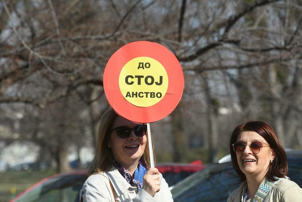 <p>"Jeste li vi negdje vidjeli generalni štrajk? Jutros mi je trebalo do posla da dođem kao do Novog Sada da sam išao kakve su gužve bile. Sve radi, sve funkcioniše. Danas je između 74 i 78 škola manje u potpunoj obustavi nastave nego 24. januara, da ne pričam o školama koje su bile u nekoj drugoj vrsti štrajka. Odličan im je bio generalni štrajk, uspio 100 odsto. Nek im svaki tako uspije", rekao je predsjednik Srbije Vučić</p>
