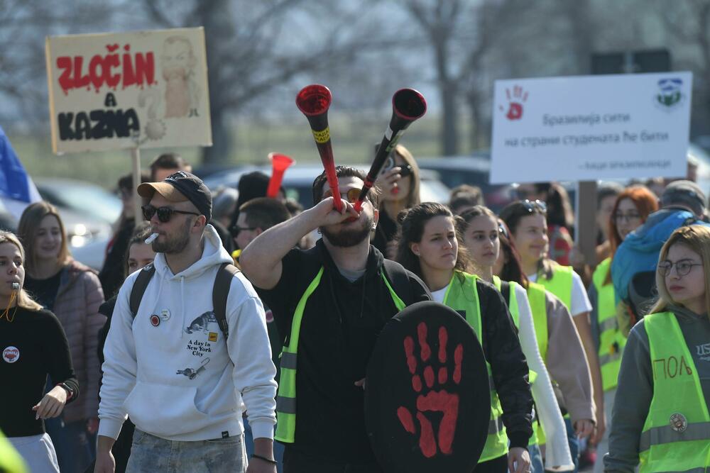 <p>"Jeste li vi negdje vidjeli generalni štrajk? Jutros mi je trebalo do posla da dođem kao do Novog Sada da sam išao kakve su gužve bile. Sve radi, sve funkcioniše. Danas je između 74 i 78 škola manje u potpunoj obustavi nastave nego 24. januara, da ne pričam o školama koje su bile u nekoj drugoj vrsti štrajka. Odličan im je bio generalni štrajk, uspio 100 odsto. Nek im svaki tako uspije", rekao je predsjednik Srbije Vučić</p>